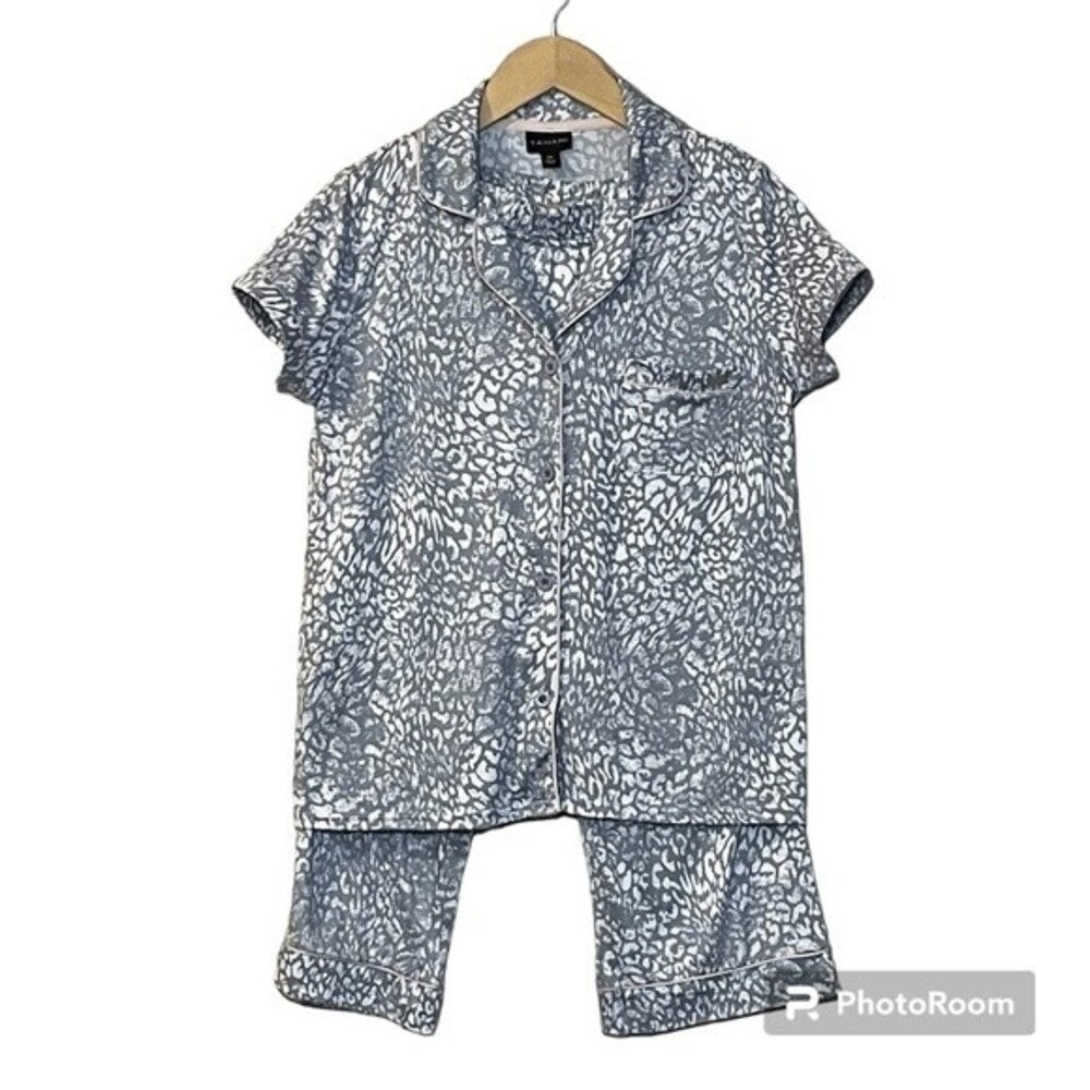 Tahari pajama set grey with pink trim. Short sleeved cropped pant. Women’s S/P